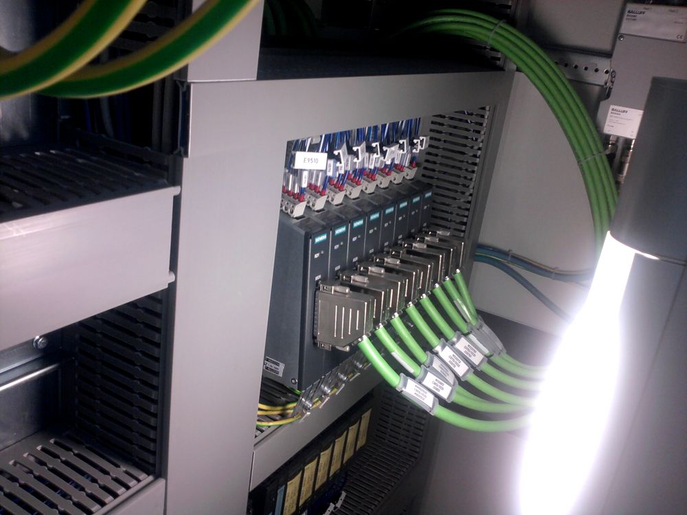Schaltschrank mit Verkabelung